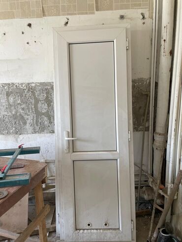 Giriş qapıları: 2 eded plastik qapi. Nalicniklarnan. Ela veziyyetde. Qiymet 1 ededi 70
