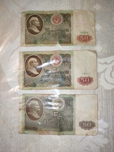 Əskinaslar: Məhsul: SSRİ kağız pulları dəsti Tərkib: - 1 rubl banknotları (2 — 17