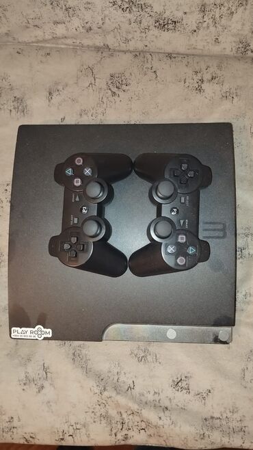 PS5 (Sony PlayStation 5): İki ədəd simsiz DualShock 3 pultu ilə təchiz olunmuş qara rəngli Sony