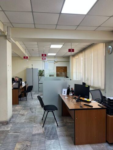 продаю место ош базар: Продаю Офис 289 м², С ремонтом, С мебелью, Без мебели, Многоэтажное здание, 1 этаж