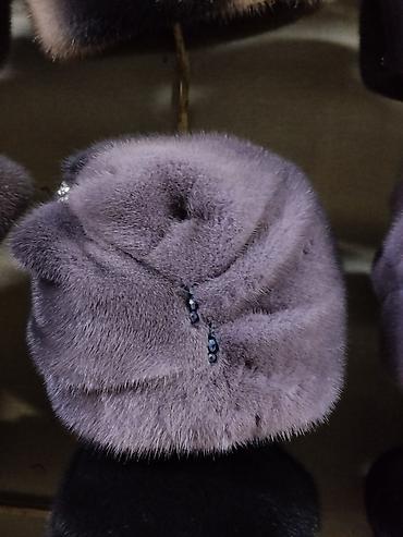 Меховая женская шапка пыльно-сиреневого оттенка. Модель объёмная