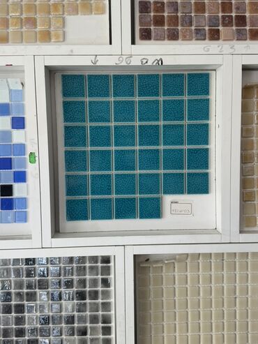 Aqua rəngli mozaika kafel, hər biri təxminən 2.5 x 2.5 sm ölçüdə kiçik
