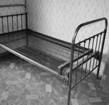 Металлическая односпальная кровать советского образца. - Каркас из
