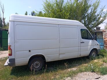 набор ключей в чемодане цена: Белый фургон Mercedes-Benz Sprinter, предназначенный для грузовых