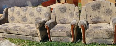 садовые кресла: Б/у срочно продаю. Диван с двумя кресломи 2500с,кравать деревянный