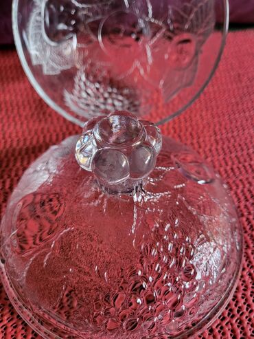 Ostalo posuđe: Bombonijera nova sa poklopcem,puno staklo. Visina. 12cm. Precnik — 8