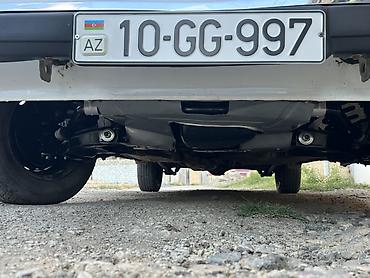 lada diskləri: VAZ 2107 sedan – ağ rəngli, klassik kuzov dizaynı ilə. Azərbaycan — 3