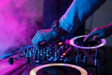 usaq ad gunu tedbirleri: Dj xidmeti ad gunu toy diger tedbirlerle bagli yaza bilersiz — 1