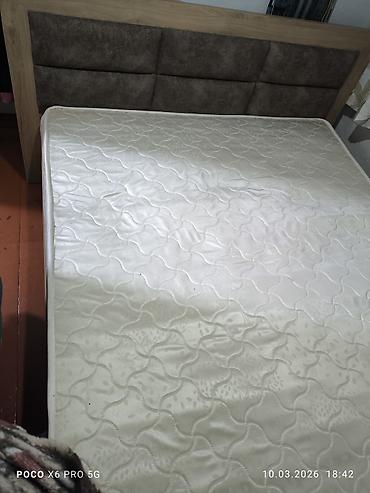 Двуспальные кровати: Двуспальная кровать с высоким мягким изголовьем и матрасом б/у - — 9