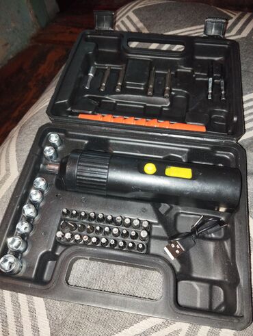 купить деволт шуруповерт: Продаю аккумуляторный мини шуруповерт.со всеми насадками