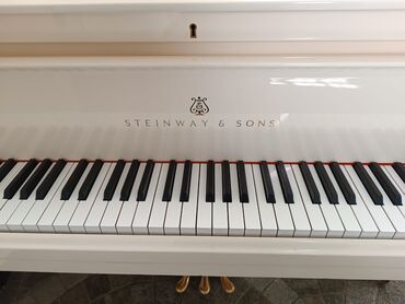 рояль пианино: Белое пианино Steinway & Sons с классическим дизайном. Инструмент