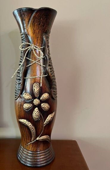 большая ваза: Ваза керамическая декоративная, как будто создана из дерева