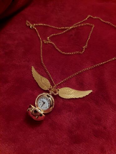 yuxuda qizil sirga itirmek nedir: Harry Potter Golden Snitch saat. Qızılı rəngli “qanadlı qoldan asma