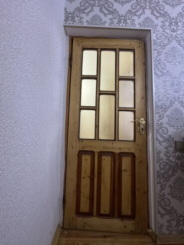 Giriş qapıları: Taxta şüşəli iç qapı - Material: təbii ağac karkas, dekorativ oyma