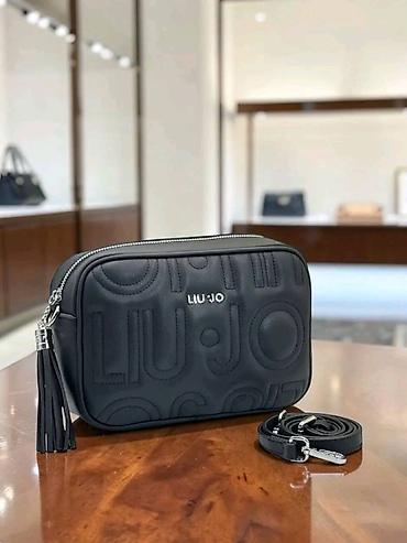 dekolte ili deholte: Liu Jo crossbody torba – model sa reljefnim monogramom - Kompaktna — 5
