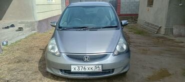 Honda: Автомобиль Honda Fit серебристого цвета. Компактный хэтчбек, удобный