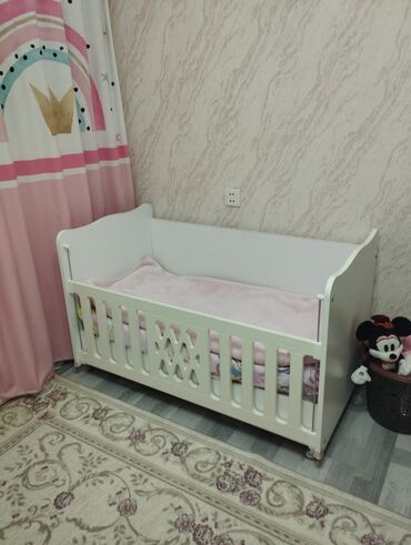 Beşiklər: Oğlan və qız üçün, Dördbucaq, Beşik, Dəst ilə, Matras ilə, Yellənmə mexanizmsiz