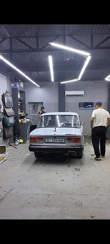 Aston Martin: Автомобиль седан классического типа (4 двери), задний привод. Металлик — 4