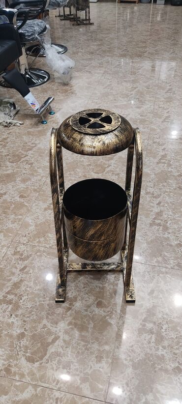 купить бетономешалку бу: Metaldan hazırlanmış külqabı və zibil qabı kombinə edilmiş stend. -