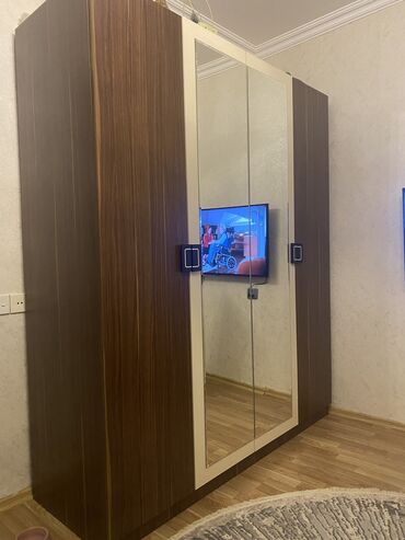 Dolablar: İşlənmiş, Açılan, 4 qapılı Düz dolab, Qarderob, paltar dolabı