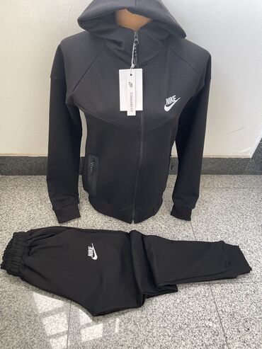 nike tech fleece crveni: Nike, S (EU 36), Jednobojni, bоја - Crna