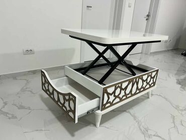 Stolovi: Dostupne su 4 boje, Dimenzije stola su 60x90, a kada se rasklopi — 6