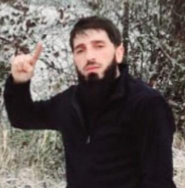 Kişi geyimləri: Təsviri: Qara rəngli, uzunqol, fermuarlı flis/jaket. - Material — 1