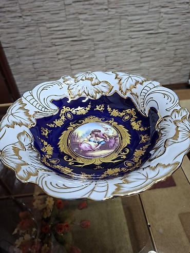 Porseleyn ayaqlı meyvə qabı – klassik üslub,hundurluyu 15 sm,diametr