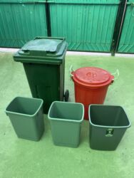 круглое кресло: Комплект урн и контейнеров для мусора: - Зеленый уличный контейнер на