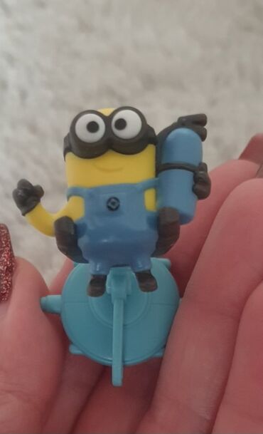 new yorker rukavice: MINIONS igracka Kinder suprise in the space. samo izbadjena iz jajeta