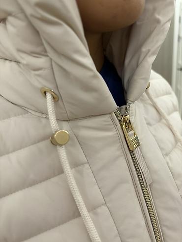 Верхняя одежда: Брендовая (Tommy Hilfiger) стеганая куртка с капюшоном — 4