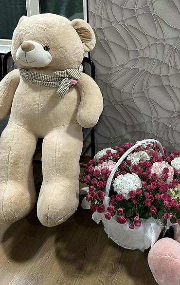 bed: Большой мягкий медведь с шарфом + корзина цветов - Плюшевый медведь — 1