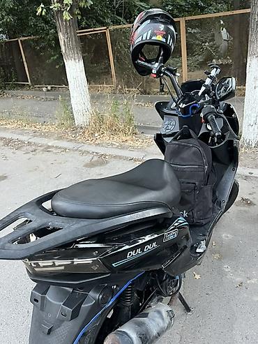 t max: Скутер городского типа, черный, с агрессивным дизайном пластика и — 2