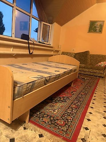 двуспальная деревянная: Односпальная кровать с матрасом. - Размер спального места — 1
