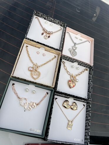 Bijuteriya dəstləri: GUESS brendinə aid zərgərlik aksesuarları dəsti kolleksiyası. - — 9