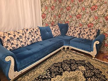 Divanlar: Mavi məxməri L formalı künc divan - Klassik üslubda ağ dekorlu taxta — 2