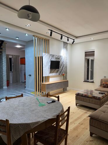 Uzunmüddətli kirayə mənzillər: Modern dizaynda geniş mənzil - Açıq planlı qonaq otağı: mərmər — 2