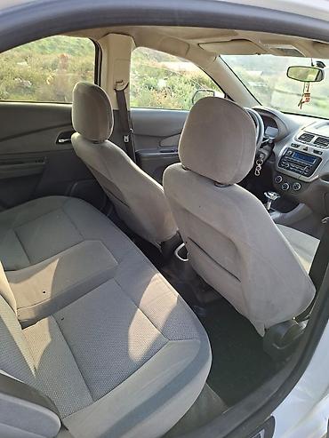 avto oturacaqlar: Ağ rəngli sedan avtomobil satılır. - Kuzov: 4 qapılı sedan, ağ rəng — 6