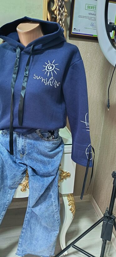 Ziyafət donları: Zərif ziyafət geyimləri dəsti 1) Yaşıl maxi don - Dərin V-yaxa, ön — 16