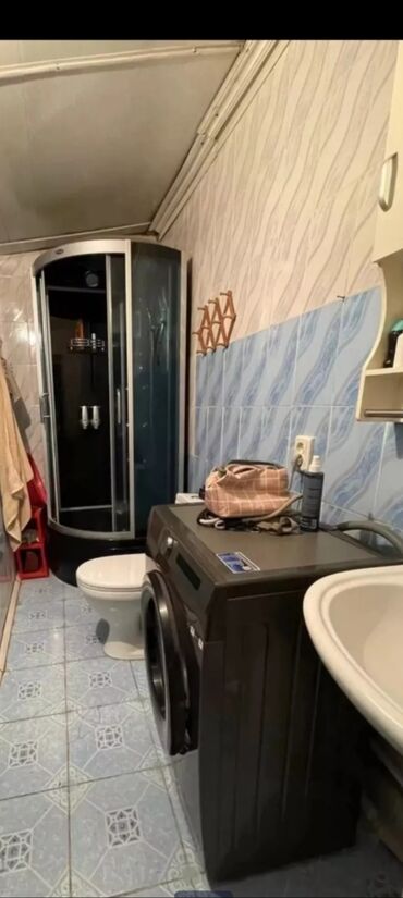 старый дом бишкек: 63 кв. м, 4 бөлмө, Унаа токтотуучу жай, Забор, тосулган