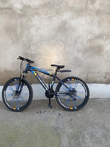Dağ velosipedi – Sportmaster (şassi: mavi/qara-sarı aksentlər)