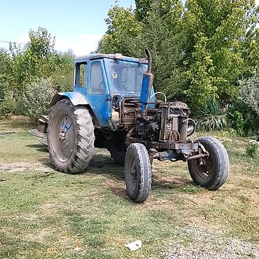 Mavi rəngli təkərli traktor - Korpus: kabinalı, iki fənərli ön