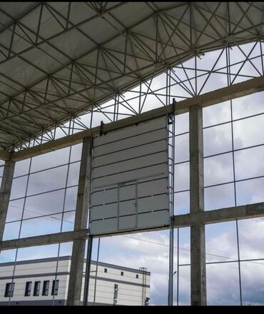 Откатные ворота: Металлические гаражные ворота серого цвета с горизонтальными панелями at lalafo.kg — 11 Откатные ворота: Металлические гаражные ворота серого цвета с горизонтальными панелями — 11