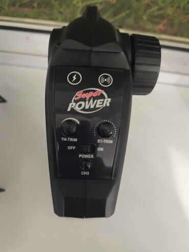 Digər idman və istirahət malları: Pultla işləyən gəmi 35km/saat sürətlə hərəkət edir. Tərs çevrildikde — 12