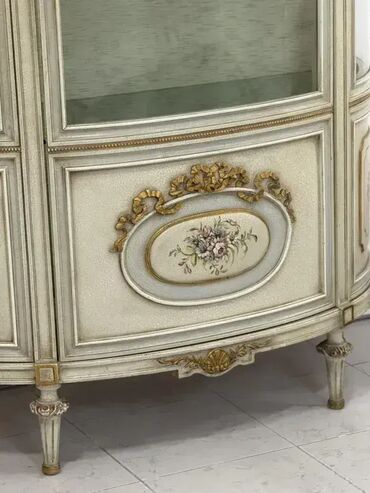 ugaone vitrine za dnevnu sobu: Stilska vitrina / kristalijera Venecijanski barok 🪞 Dobro stanje