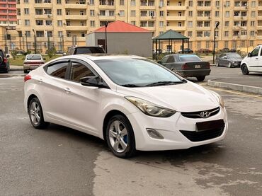 Hyundai: Hyundai Elantra sedan, ağ rəng, 5 yerlik, şəhər və tras üçün əlverişli — 1