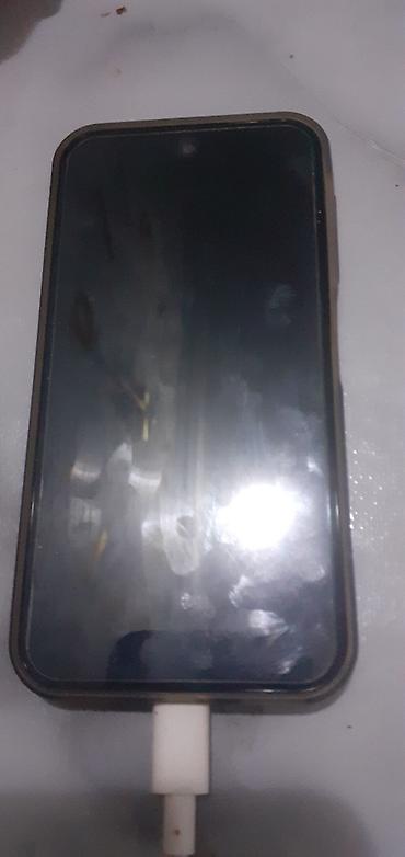 samsung fold 4: Smartfon – USB Type‑C girişli, ekranın yuxasında mərkəzdə ön kamera — 1