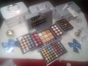 Šminka: *Miss Rose Veliki kofer sa sminkom* Sadrži: *94 senki *12 ruzeva na lalafo.rs — 4 Šminka: *Miss Rose Veliki kofer sa sminkom* Sadrži: *94 senki *12 ruzeva — 4