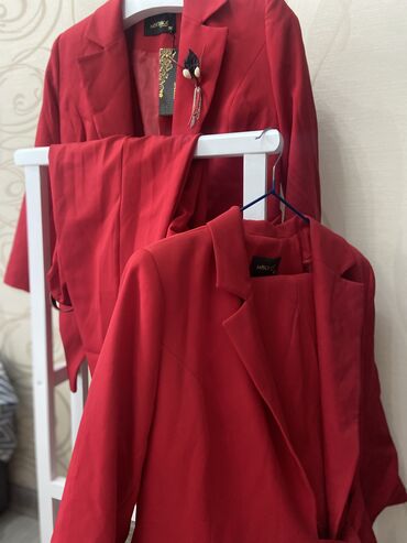 красные женские костюмы: Брючный костюм, Турция, Осень-весна