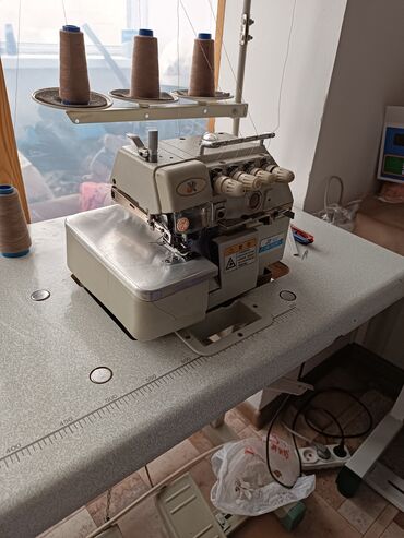 старая швейная машинка: Швейная машина Victoria, Оверлок